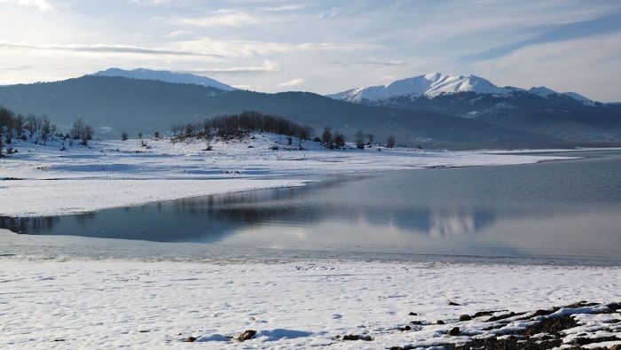 Plastira-lake-snow